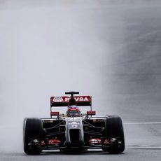 Romain Grosjean rodando bajo la lluvia en Silverstone