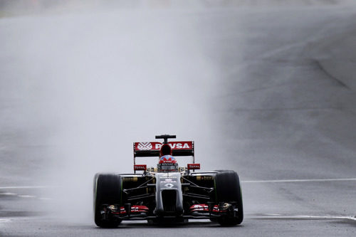 Romain Grosjean rodando bajo la lluvia en Silverstone