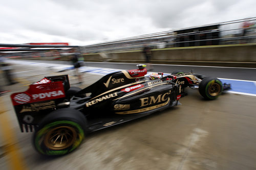 Pastor Maldonado saliendo a marcar tiempo