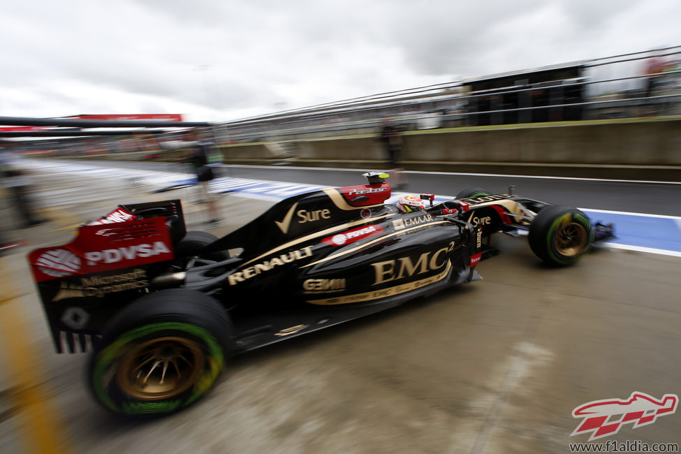 Pastor Maldonado saliendo a marcar tiempo