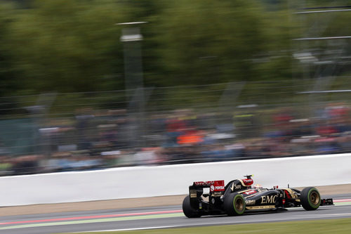 Pastor Maldonado con los intermedios en Silverstone