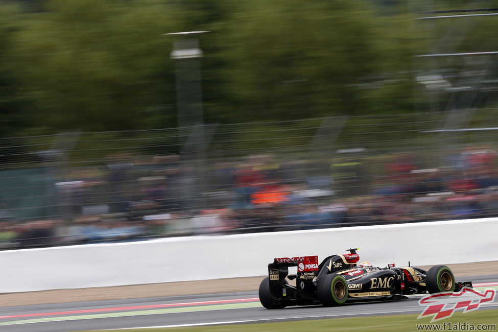 Pastor Maldonado con los intermedios en Silverstone