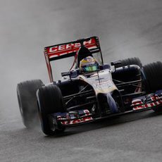 Jean-Eric Vergne pilotando bajo la lluvia de Silverstone