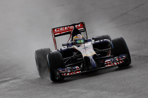Jean-Eric Vergne pilotando bajo la lluvia de Silverstone