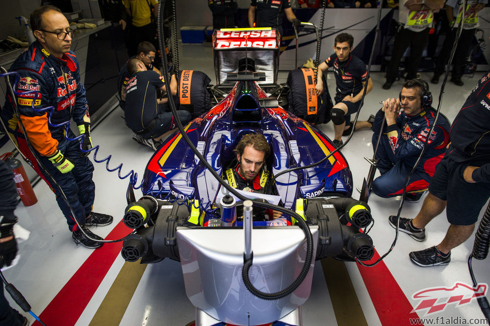 Jean-Eric Vergne en el garaje con sus mecánicos atentos a los tiempos