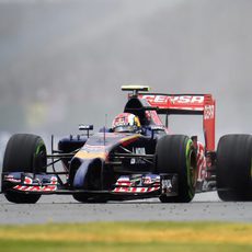 Daniil Kvyat con neumáticos intermedios