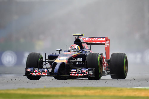 Daniil Kvyat con neumáticos intermedios