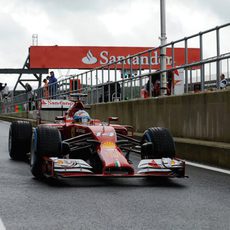 Fernando Alonso con neumáticos de lluvia en el 'pit lane'