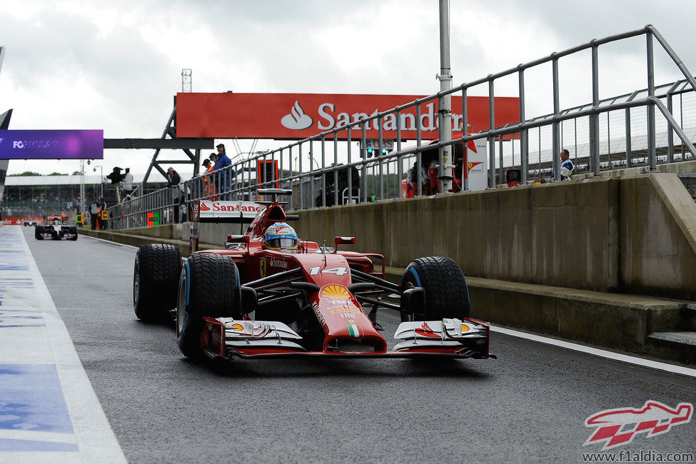 Fernando Alonso con neumáticos de lluvia en el 'pit lane'