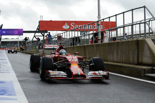 Fernando Alonso con neumáticos de lluvia en el 'pit lane'