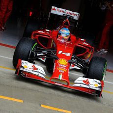 Fernando Alonso saliendo del garaje con los intermedios