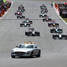 La carrera se reanuda tras el coche de seguridad