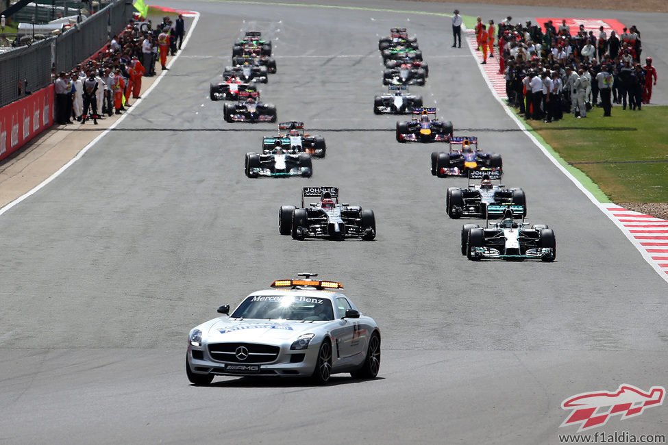 La carrera se reanuda tras el coche de seguridad