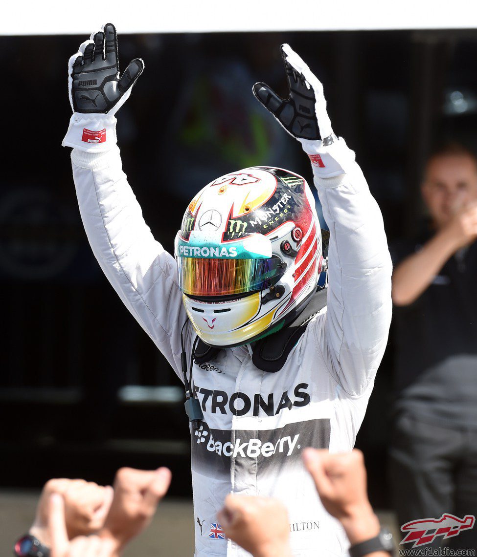 Lewis Hamilton celebra su victoria en casa