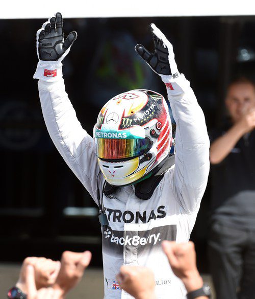 Lewis Hamilton celebra su victoria en casa