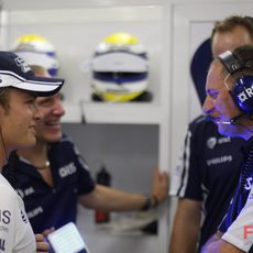 Los ingenieros de Williams con Rosberg
