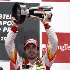 Alonso con el trofeo