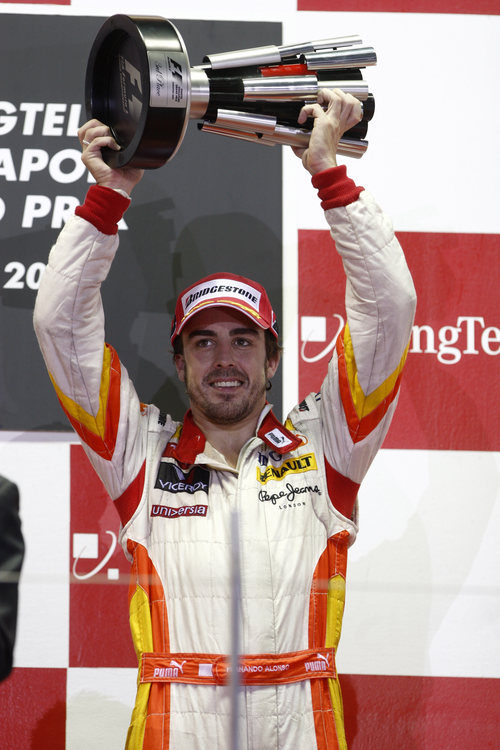 Alonso con el trofeo