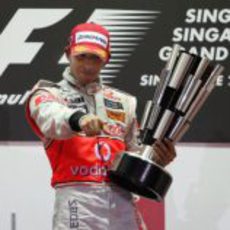 Hamilton con el trofeo