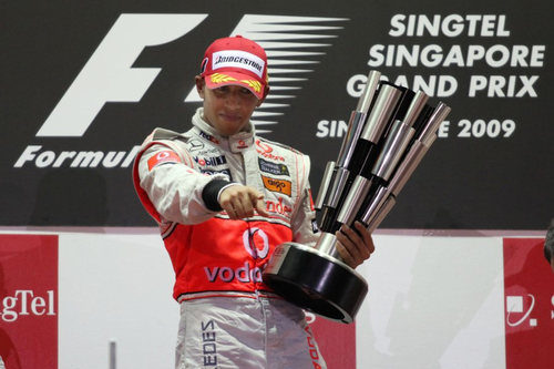 Hamilton con el trofeo