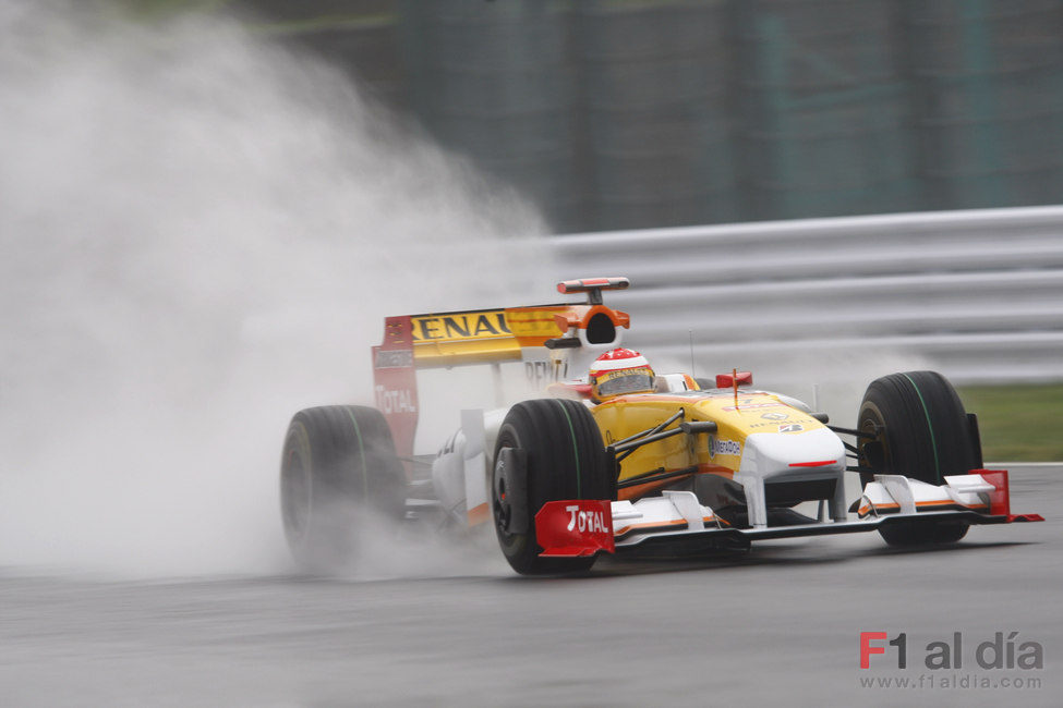 Alonso bajo la lluvia