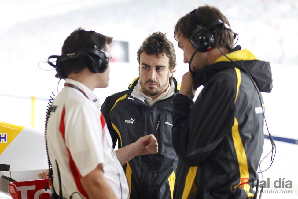 Alonso charla con sus ingenieros