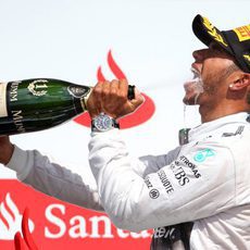 Lewis Hamilton bebe el champán del triunfador