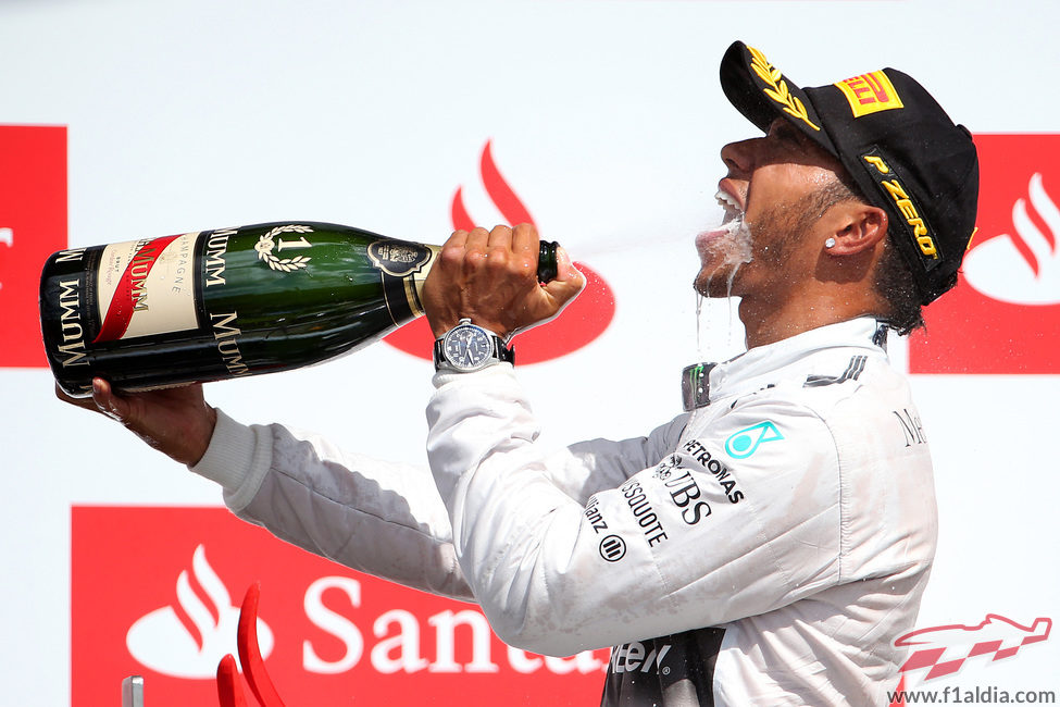 Lewis Hamilton bebe el champán del triunfador
