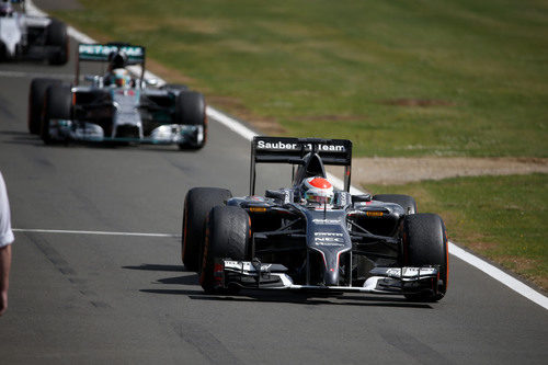 Adrian Sutil termina la carrera con el compuesto duro