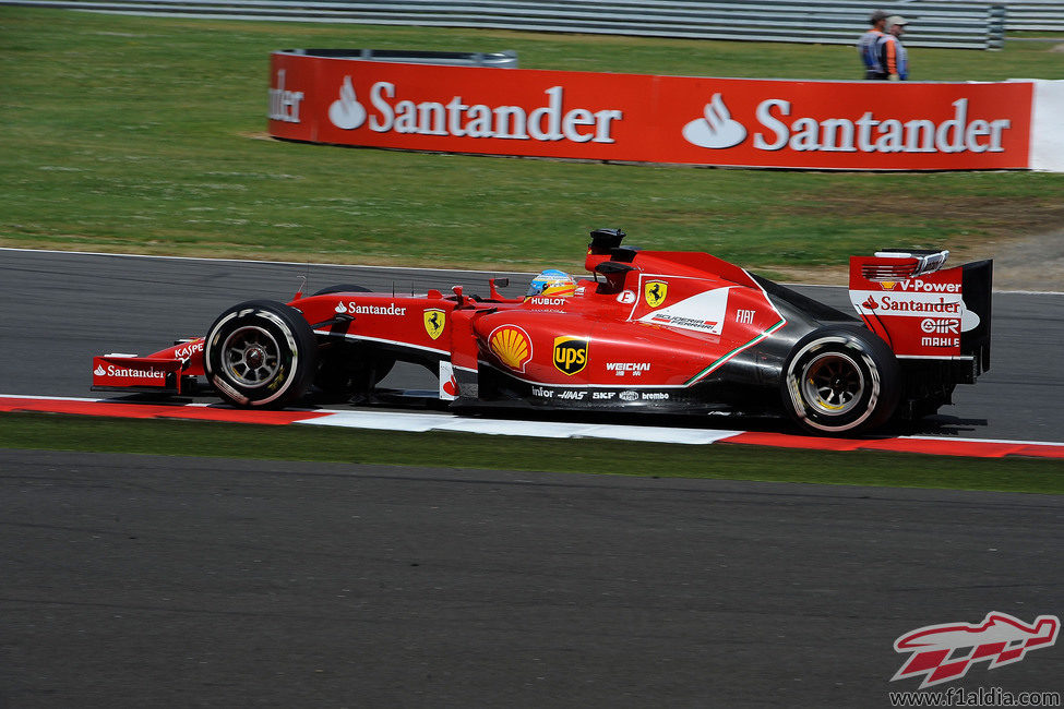 Fernando Alonso inicia su remontada hasta el sexto puesto