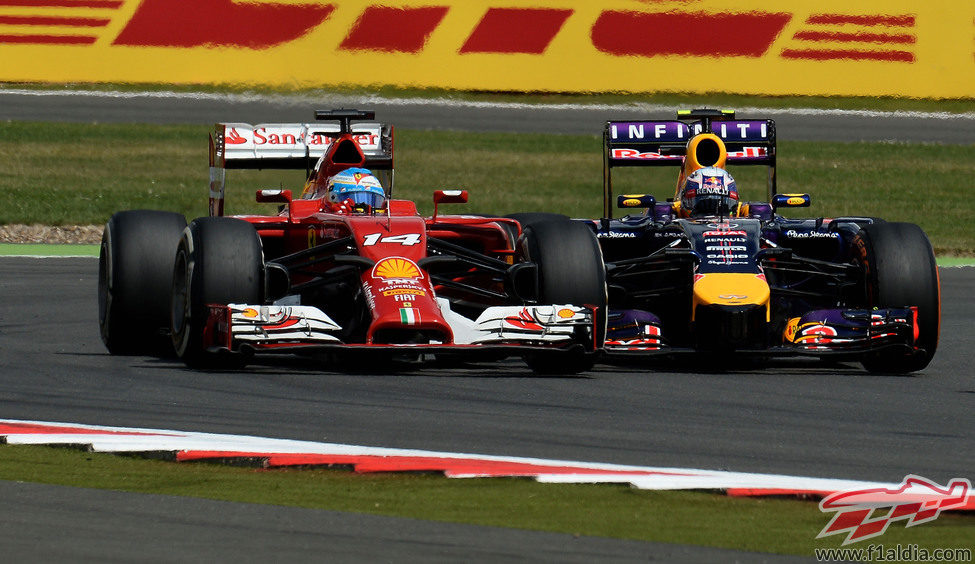 Alonso defiende su posición frente a Vettel