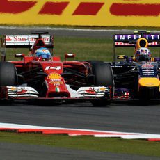 Alonso defiende su posición frente a Vettel