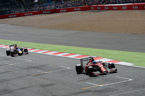 Fernando Alonso rueda por delante de Vettel