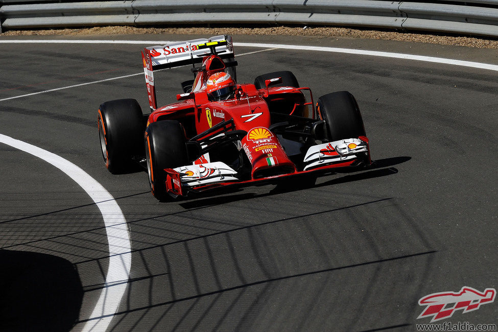 Kimi Räikkönen entra al 'pit-lane'