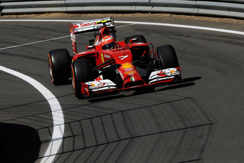 Kimi Räikkönen entra al 'pit-lane'