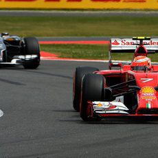 Fernando Alonso rueda por delante de Magnussen