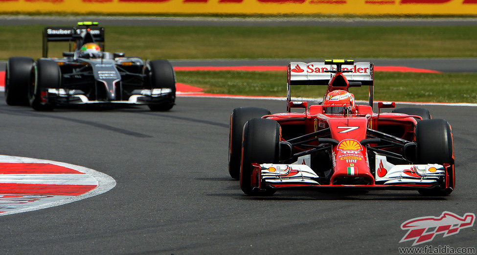 Fernando Alonso rueda por delante de Magnussen