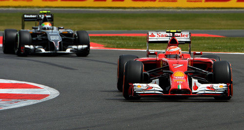 Fernando Alonso rueda por delante de Magnussen