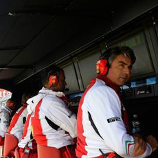 El muro de Ferrari observa atentamente la carrera de Alonso