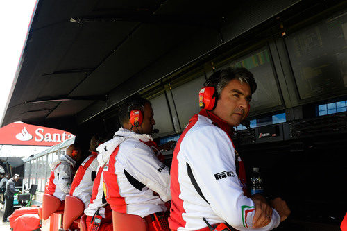 El muro de Ferrari observa atentamente la carrera de Alonso