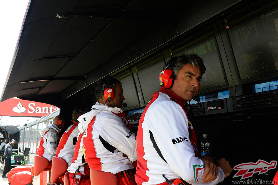 El muro de Ferrari observa atentamente la carrera de Alonso