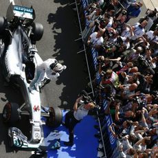 Lewis Hamilton arropado por su equipo al terminar la carrera