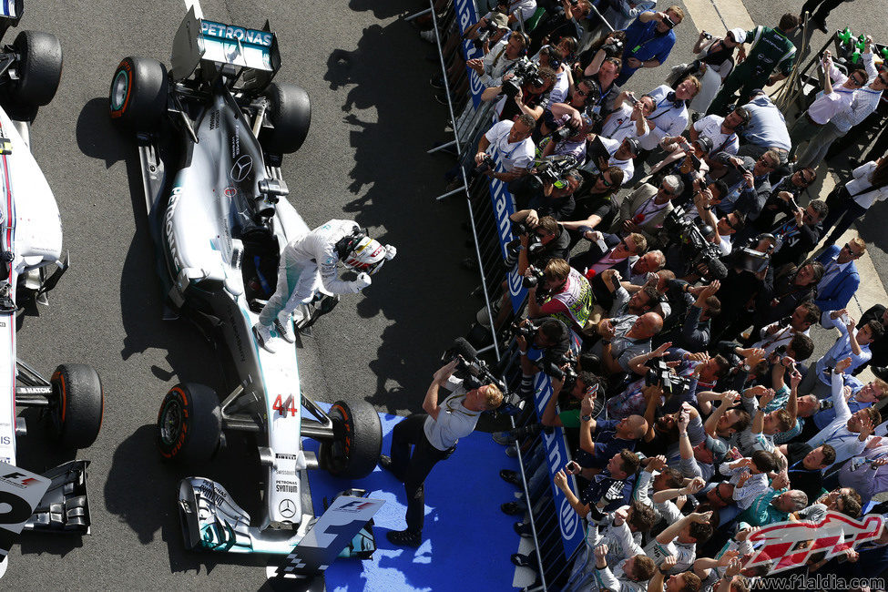 Lewis Hamilton arropado por su equipo al terminar la carrera