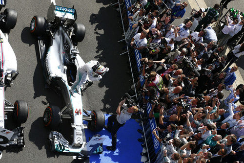 Lewis Hamilton arropado por su equipo al terminar la carrera