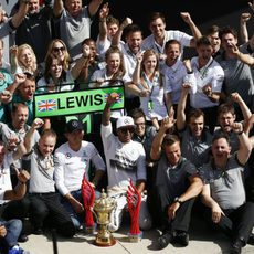 Todo el equipo Mercedes celebra la victoria de Lewis Hamilton