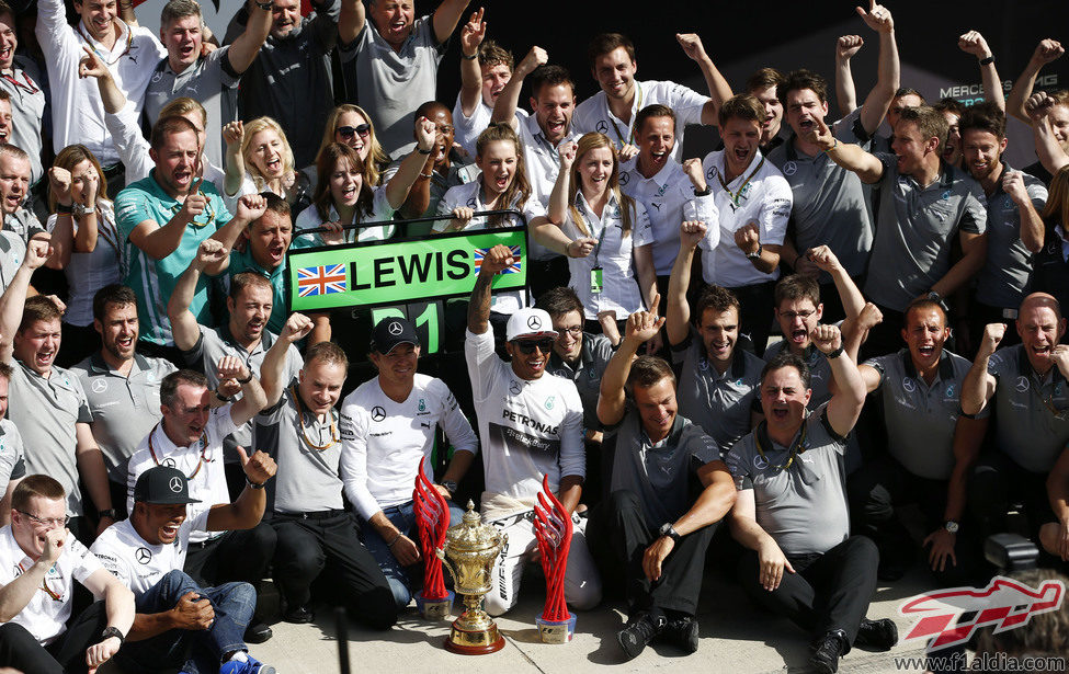 Todo el equipo Mercedes celebra la victoria de Lewis Hamilton