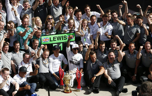 Todo el equipo Mercedes celebra la victoria de Lewis Hamilton