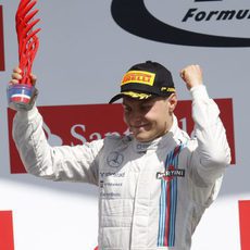 Valtteri Bottas recogiendo el trofeo en el podio