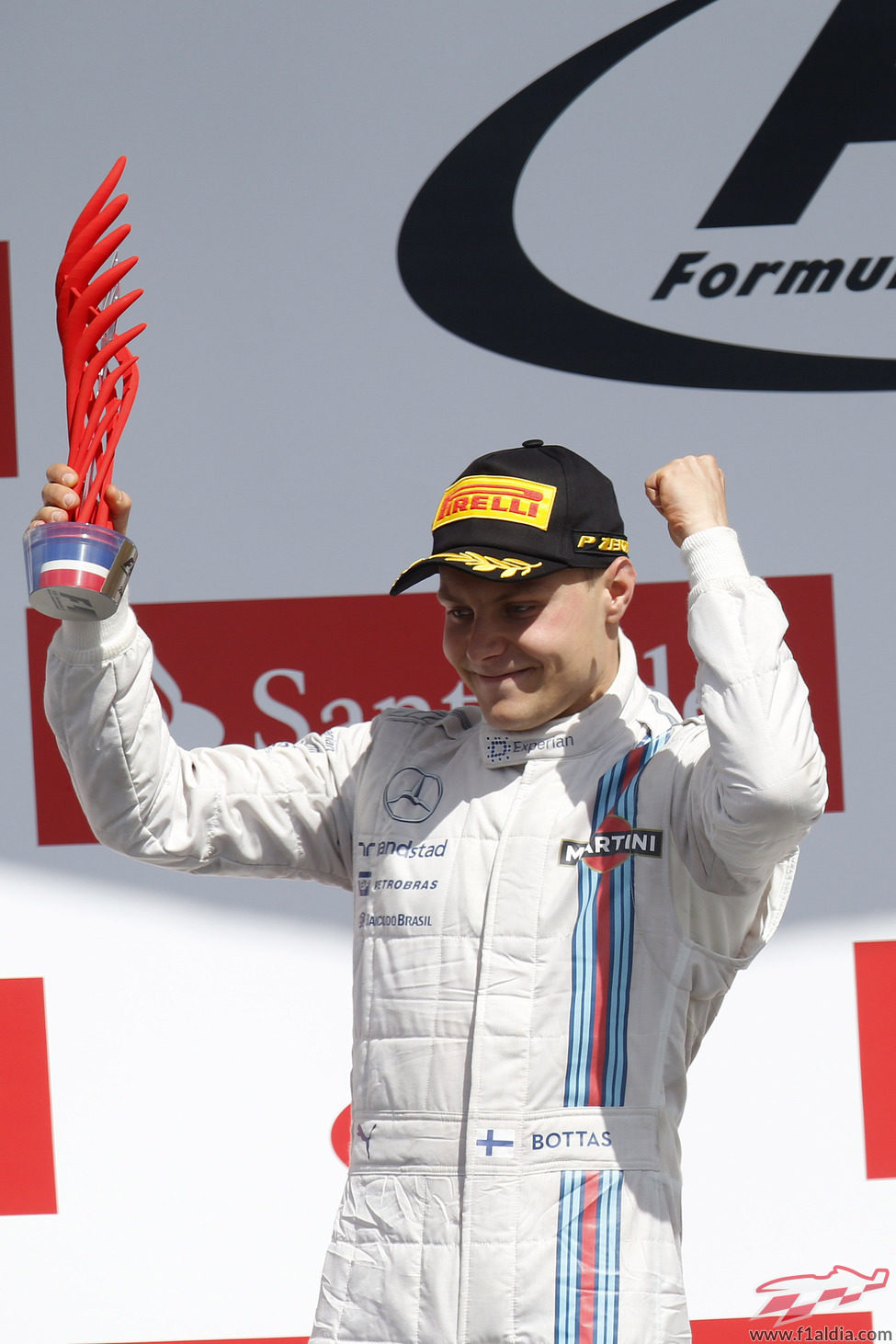 Valtteri Bottas recogiendo el trofeo en el podio