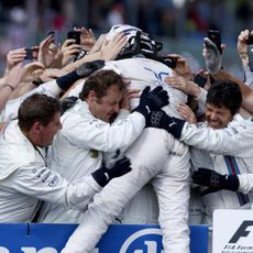 Valtteri Bottas celebrando el gran resultado con su equipo